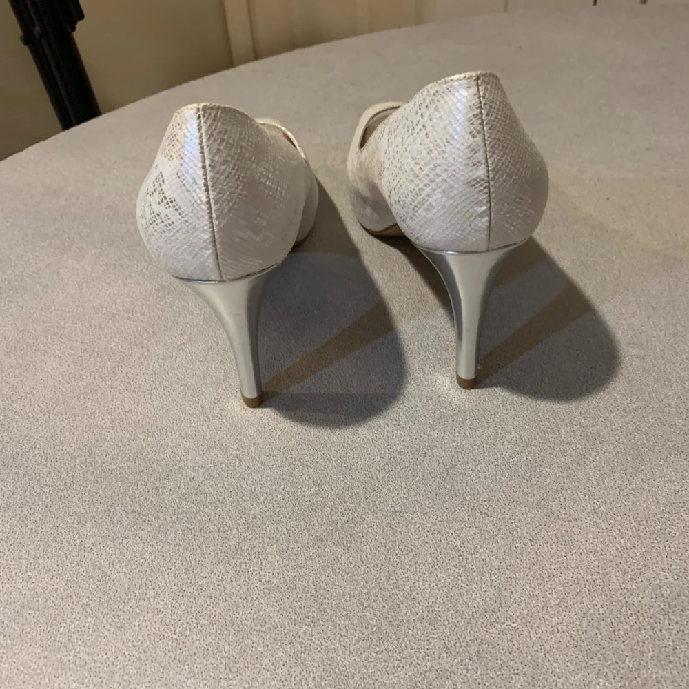 NWOB Tahari Regal White/Silver Snakeprint Platform Pumps sz 8.5 M
